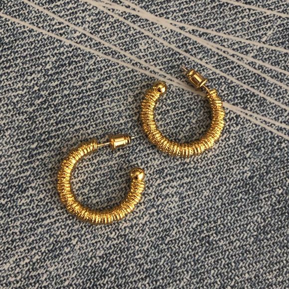 18K Gold Plated Minimalistic String Wired Hoop Earrings - Picture 6 of 6